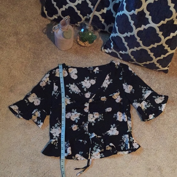 Express XXS floral ruffle hem crop top - Picture 5 of 7